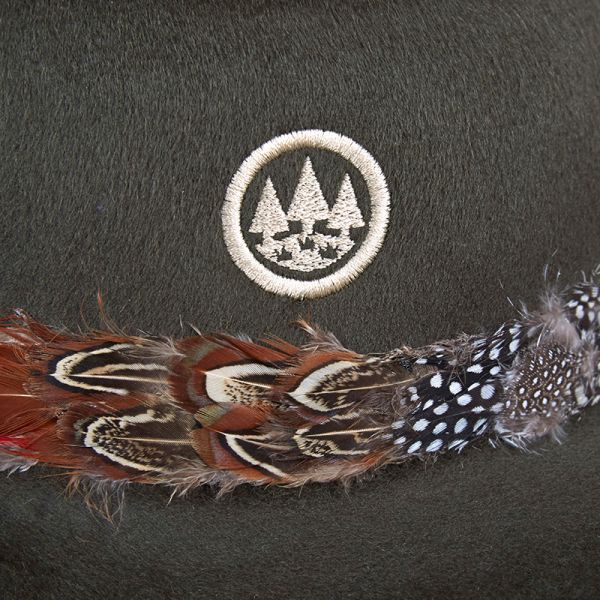 Women's hat with pheasant feather logo embroidery